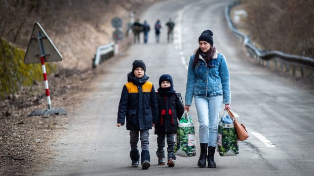 Ukraine Russia Conflict Border Refugees Lead JS